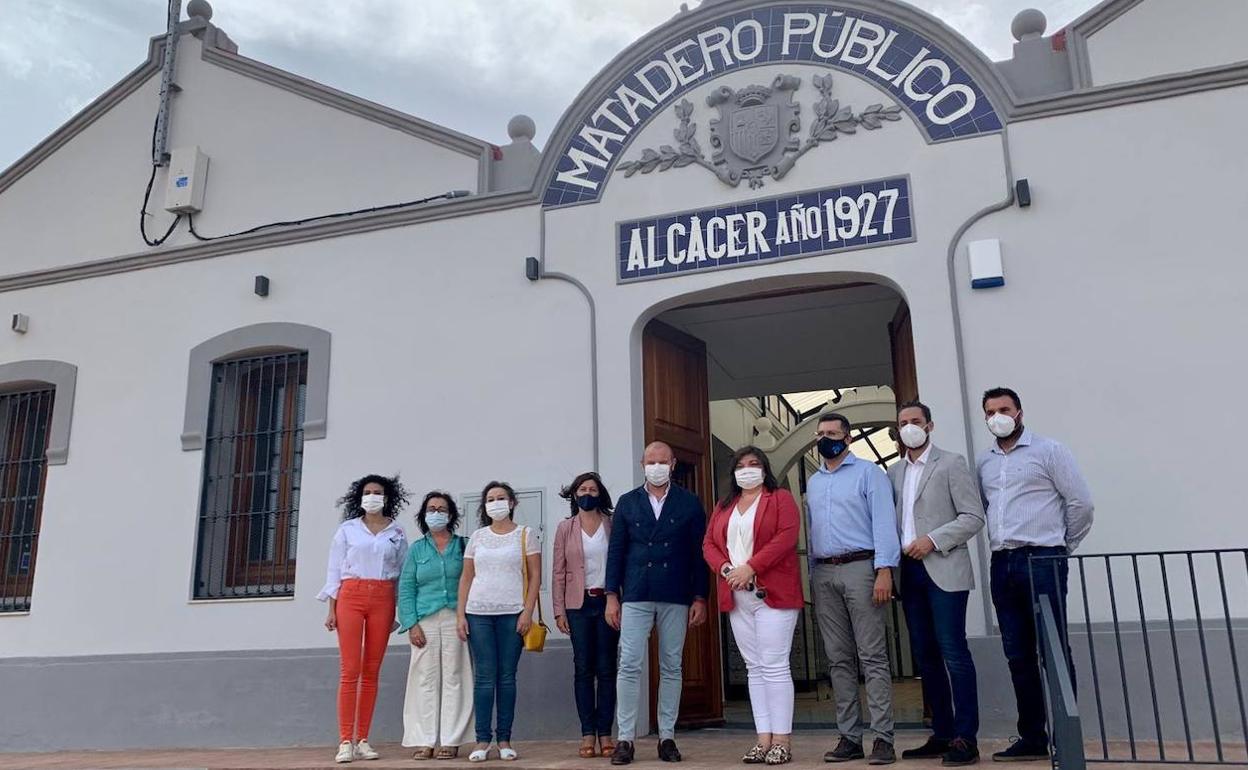 El presidente de la Diputación, Toni Gaspar, visita el antiguo matadero, acompañado por la alcaldesa, Eva Zamora. 