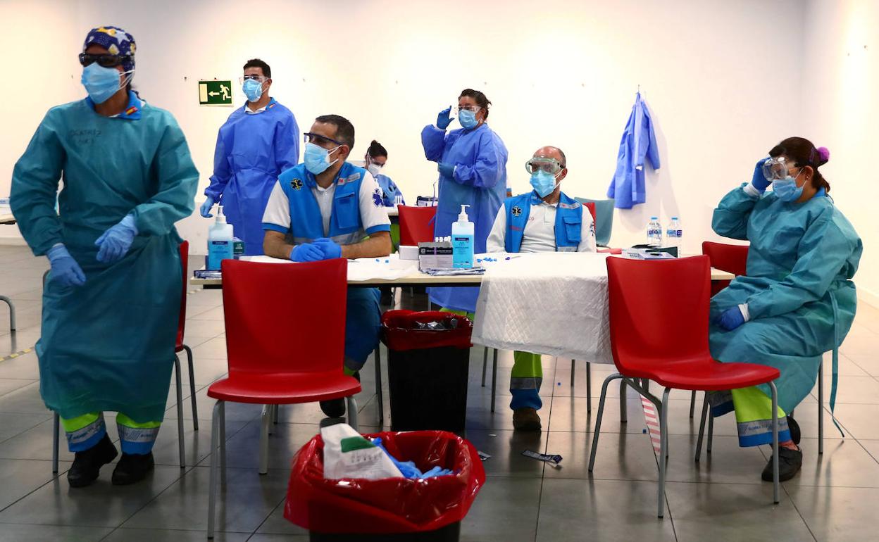 Varios sanitarios preparados para realizar test. 