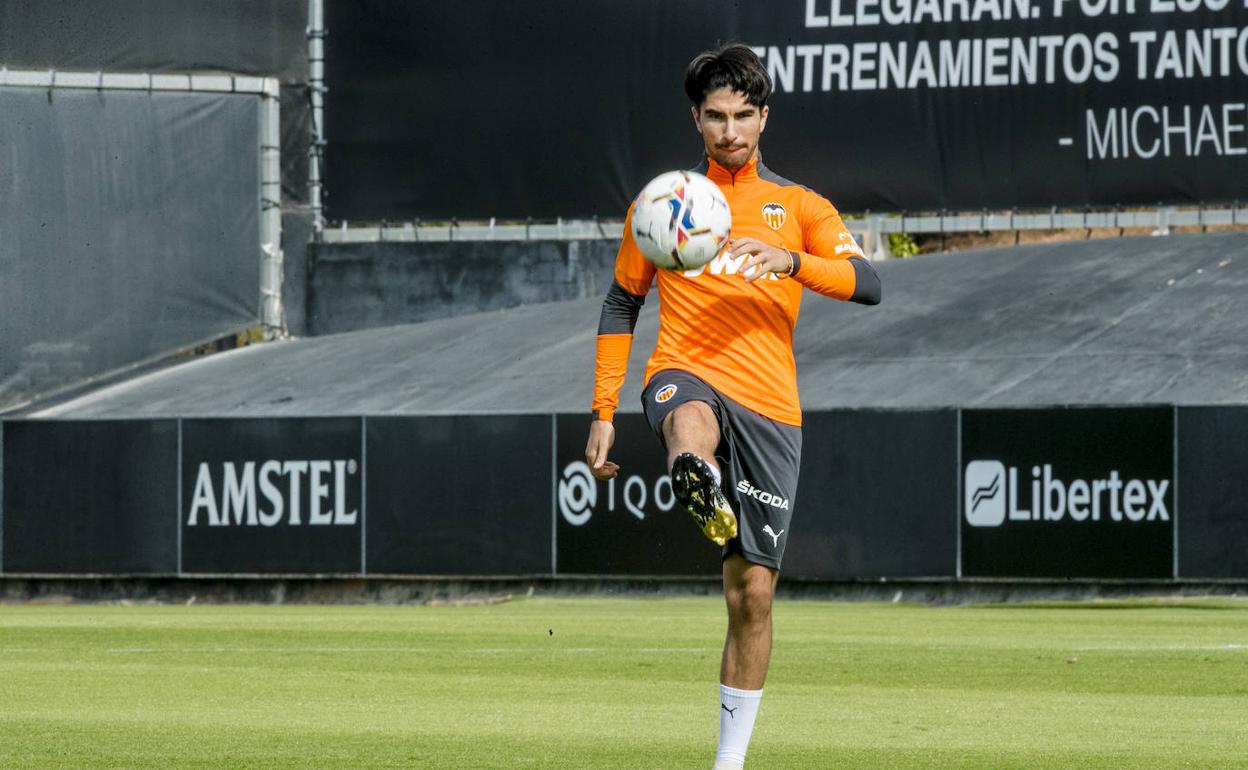 Carlos Soler, en el entrenamiento matinal previo a su primera convocatoria esta temporada. 