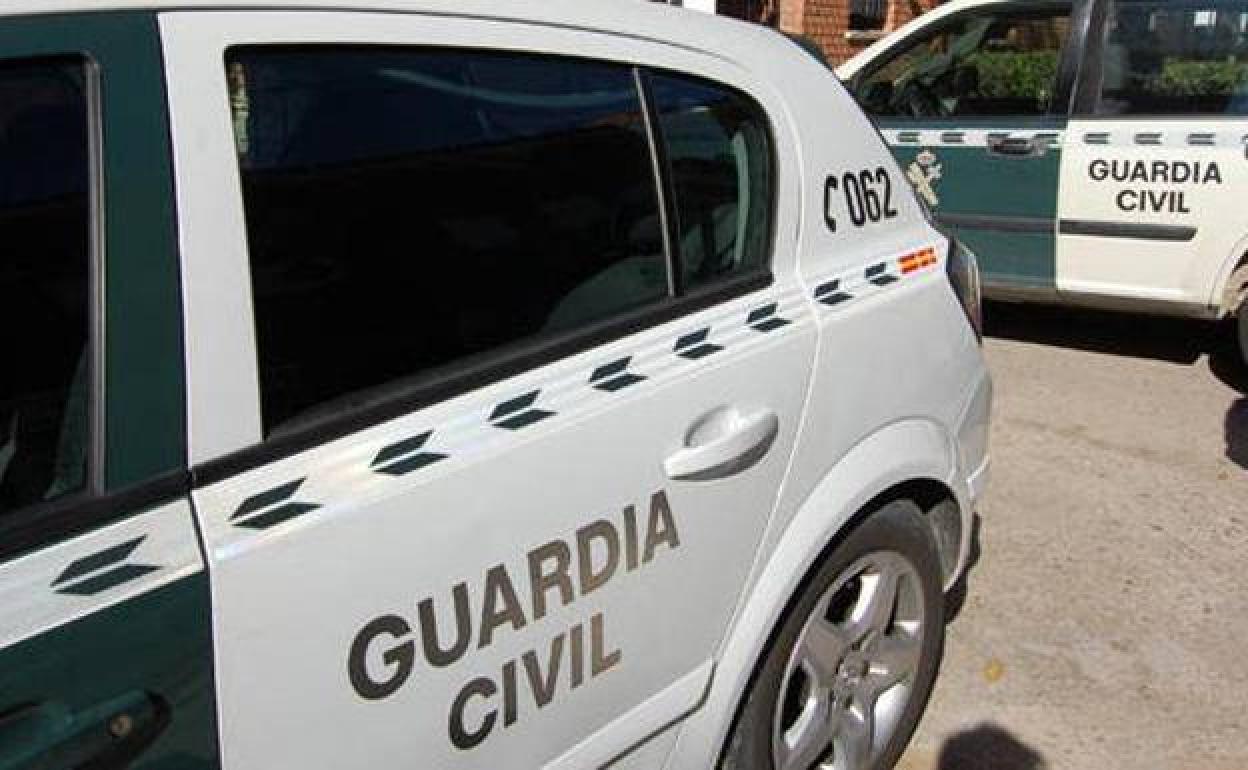 Dos vehículos de la Guardia Civil. 