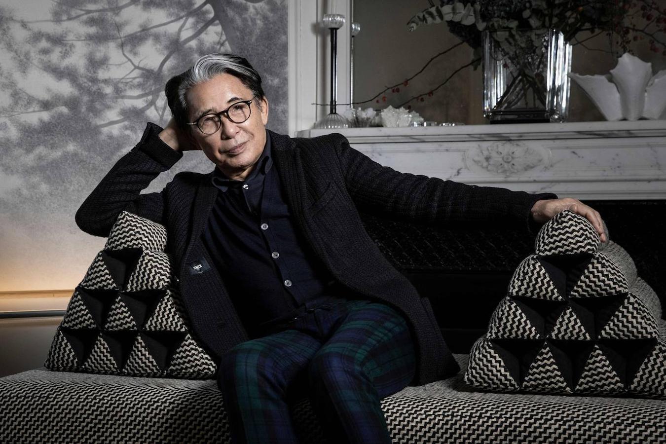 El diseñador japonés Kenzo Takada, fundador en los años 1970 de la firma Kenzo, ha fallecido en Neuilly-sur-Seine, a las afueras de París, a los 81 años por una complicación tras haber contraído el coronavirus. 