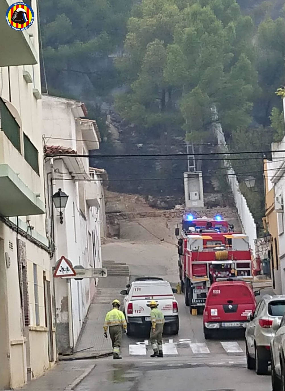 Un incendio forestal ha afectado a la zona de la montaña de Santa Anna de Oliva. El fuego ha arrancado a las 16 horas y ha quema el entorno de la Senda dels Lladres, obligando a desalojar dos colegios y decenas de viviendas.