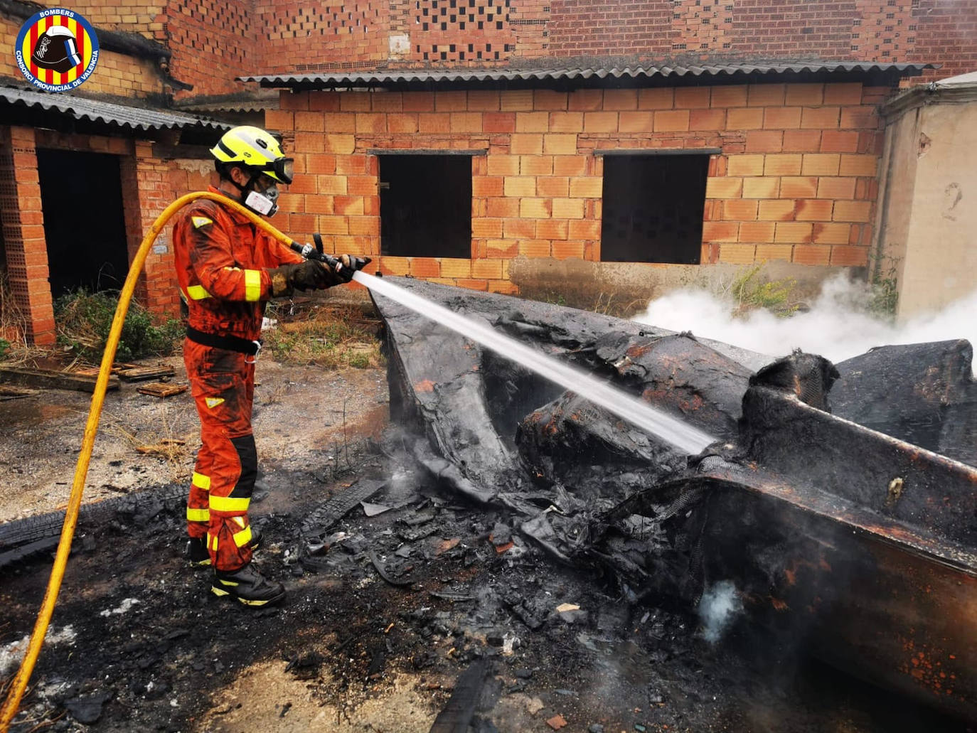 Un incendio forestal ha afectado a la zona de la montaña de Santa Anna de Oliva. El fuego ha arrancado a las 16 horas y ha quema el entorno de la Senda dels Lladres, obligando a desalojar dos colegios y decenas de viviendas.