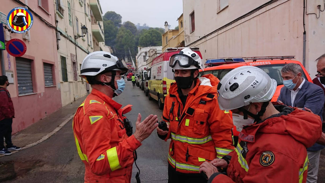 Un incendio forestal ha afectado a la zona de la montaña de Santa Anna de Oliva. El fuego ha arrancado a las 16 horas y ha quema el entorno de la Senda dels Lladres, obligando a desalojar dos colegios y decenas de viviendas.