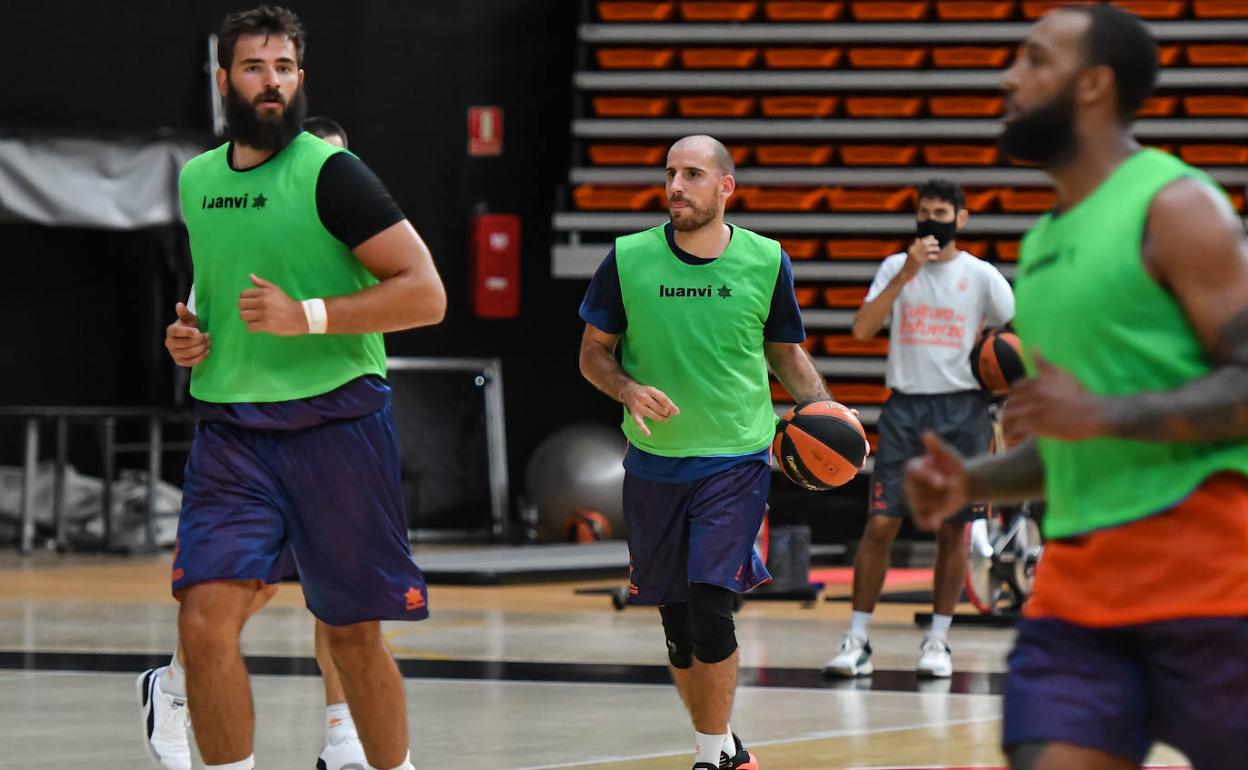 Quino Colom bota el balón durante un entrenamiento. 