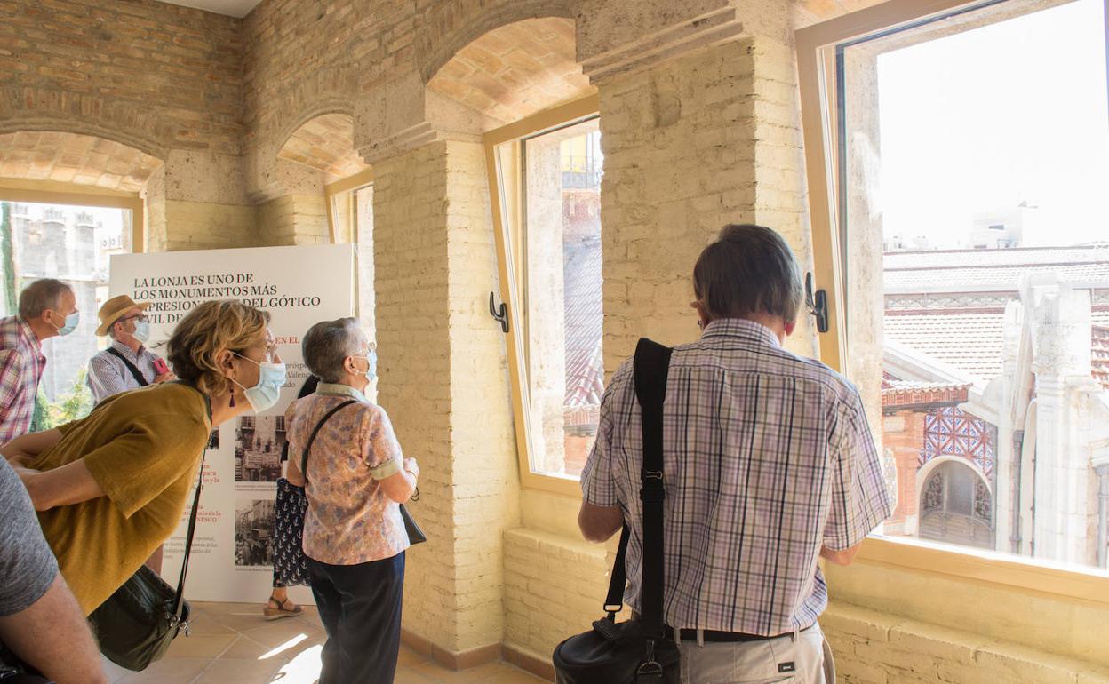 Momento de la visita en el mirador de la Iglesia de los Santos Juanes. 