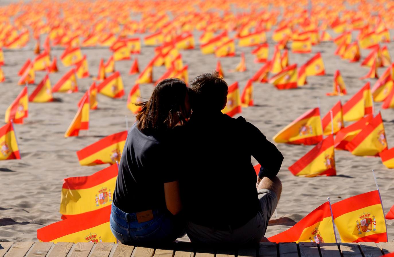 53.000 banderas en la playa de la Patacona homenajean a los fallecidos por la Covid-19