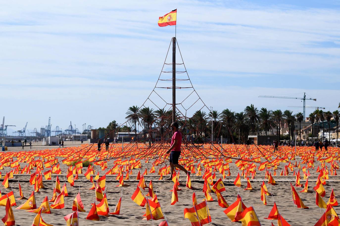 53.000 banderas en la playa de la Patacona homenajean a los fallecidos por la Covid-19