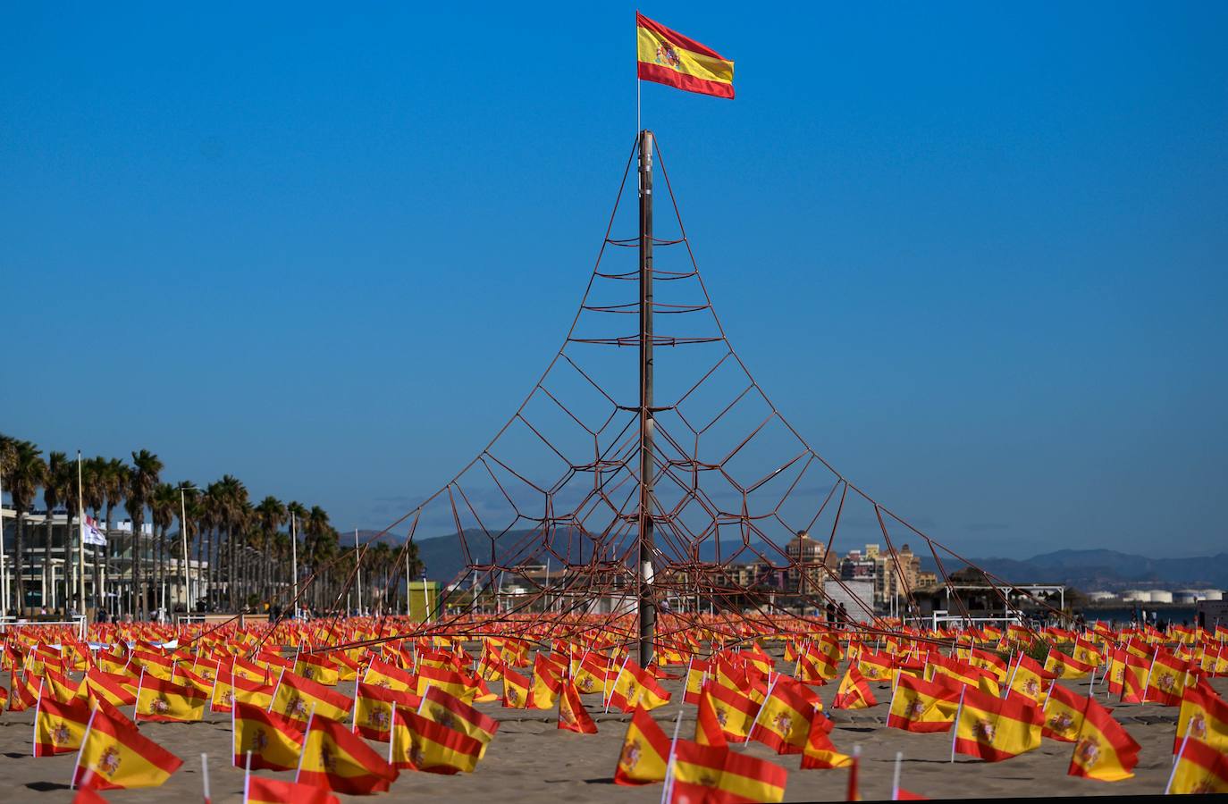 53.000 banderas en la playa de la Patacona homenajean a los fallecidos por la Covid-19