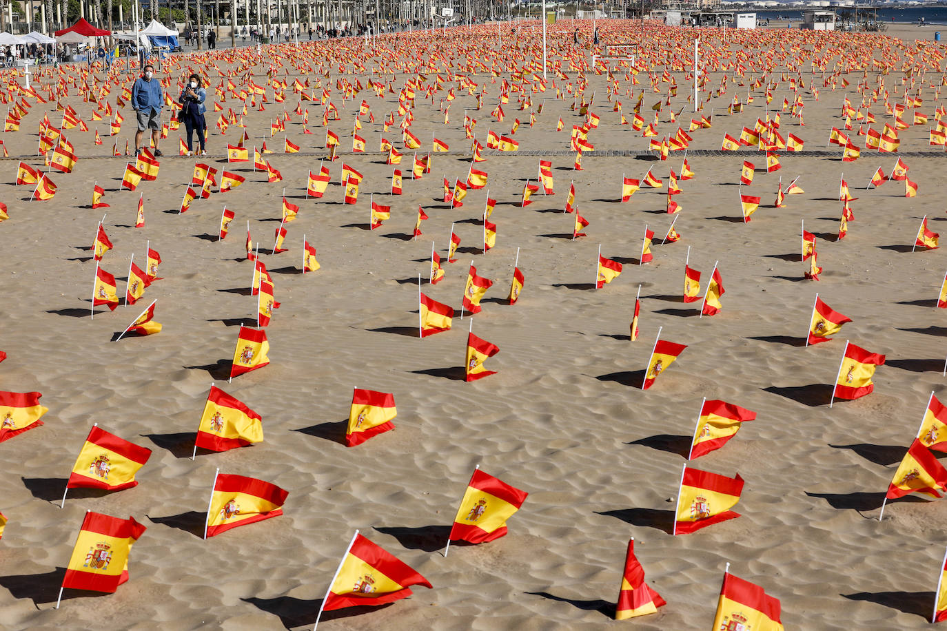 53.000 banderas en la playa de la Patacona homenajean a los fallecidos por la Covid-19