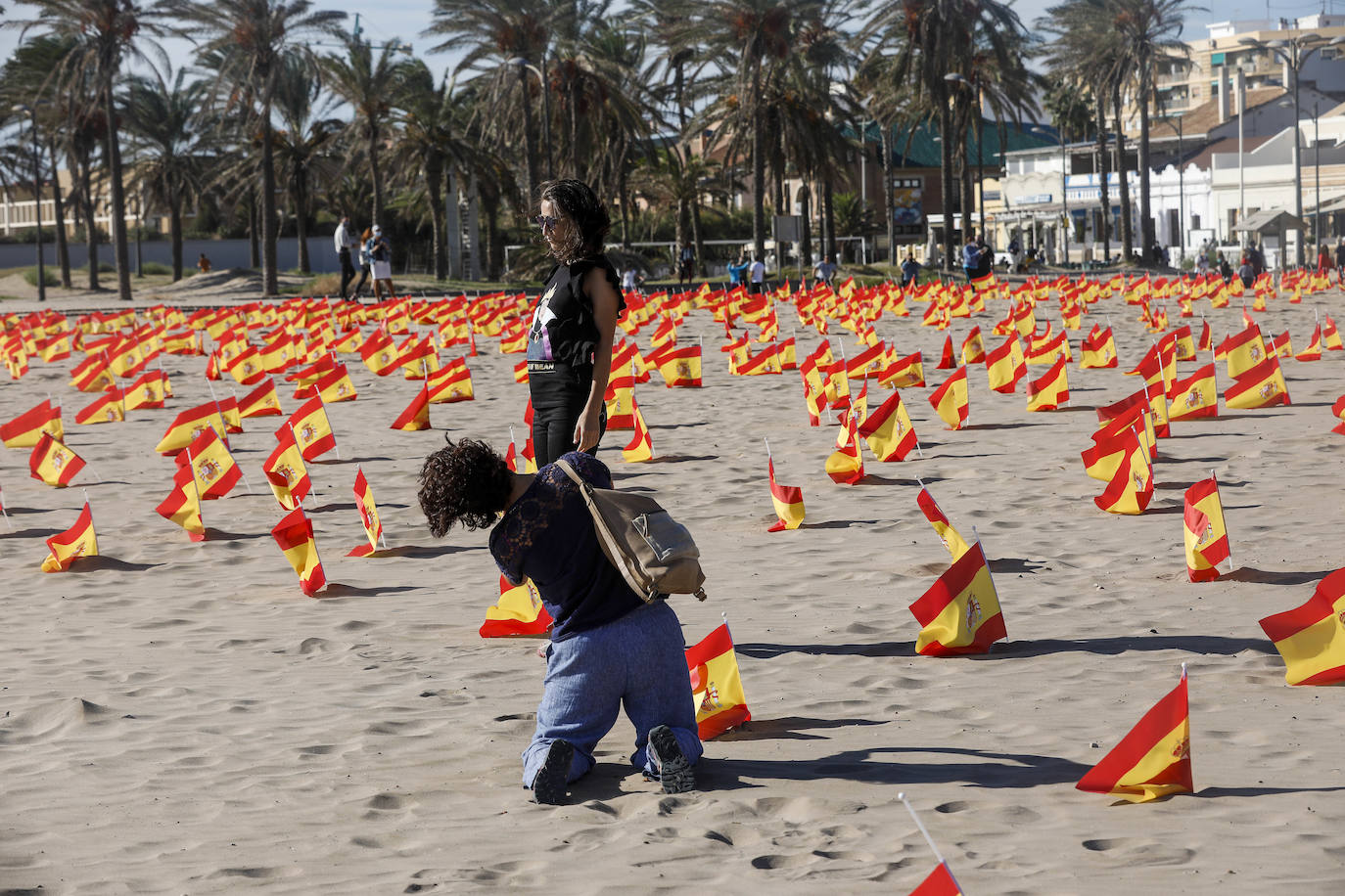 53.000 banderas en la playa de la Patacona homenajean a los fallecidos por la Covid-19