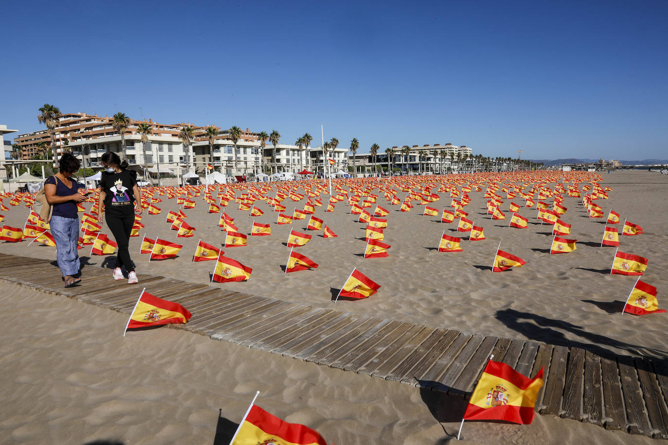 53.000 banderas en la playa de la Patacona homenajean a los fallecidos por la Covid-19