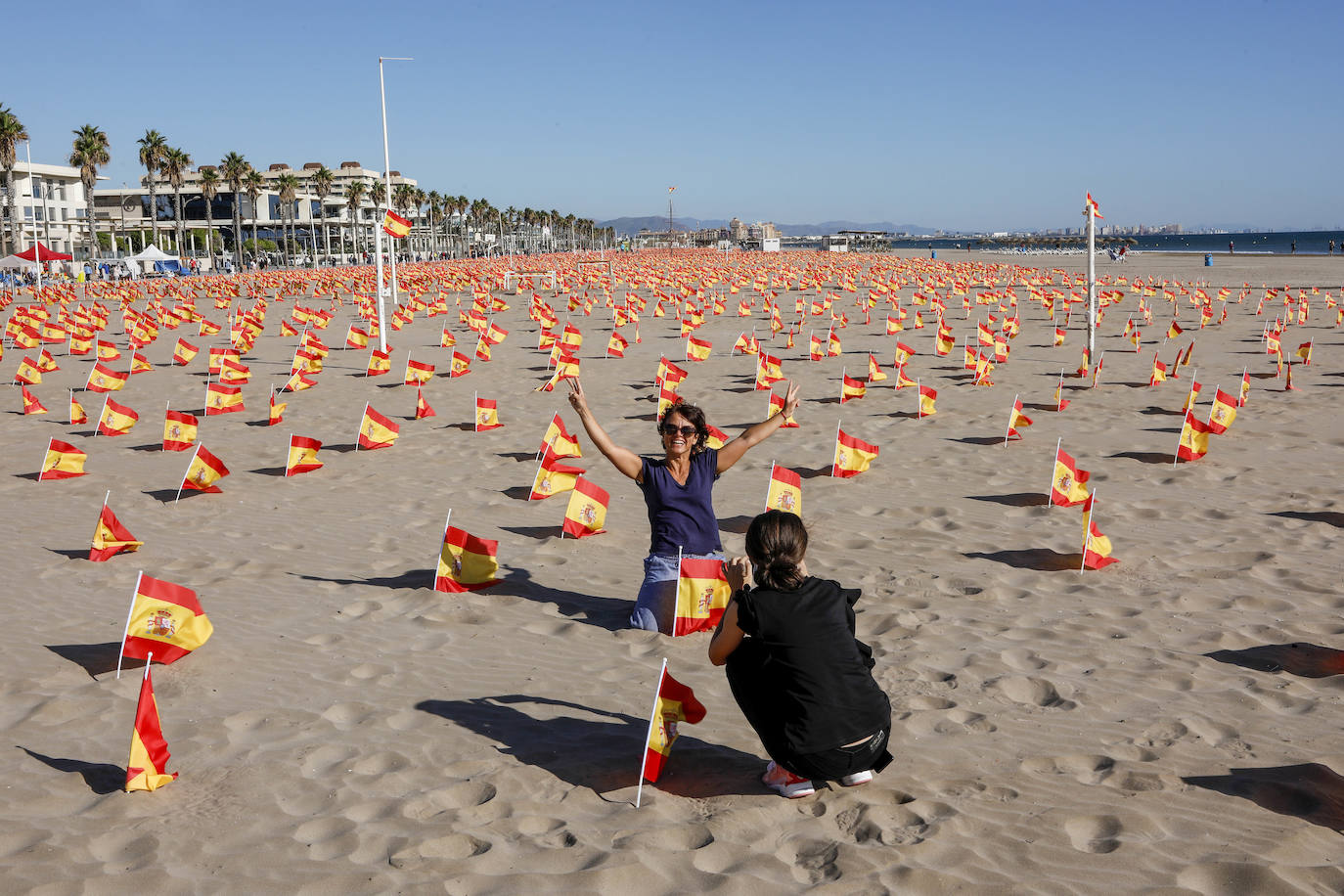 53.000 banderas en la playa de la Patacona homenajean a los fallecidos por la Covid-19