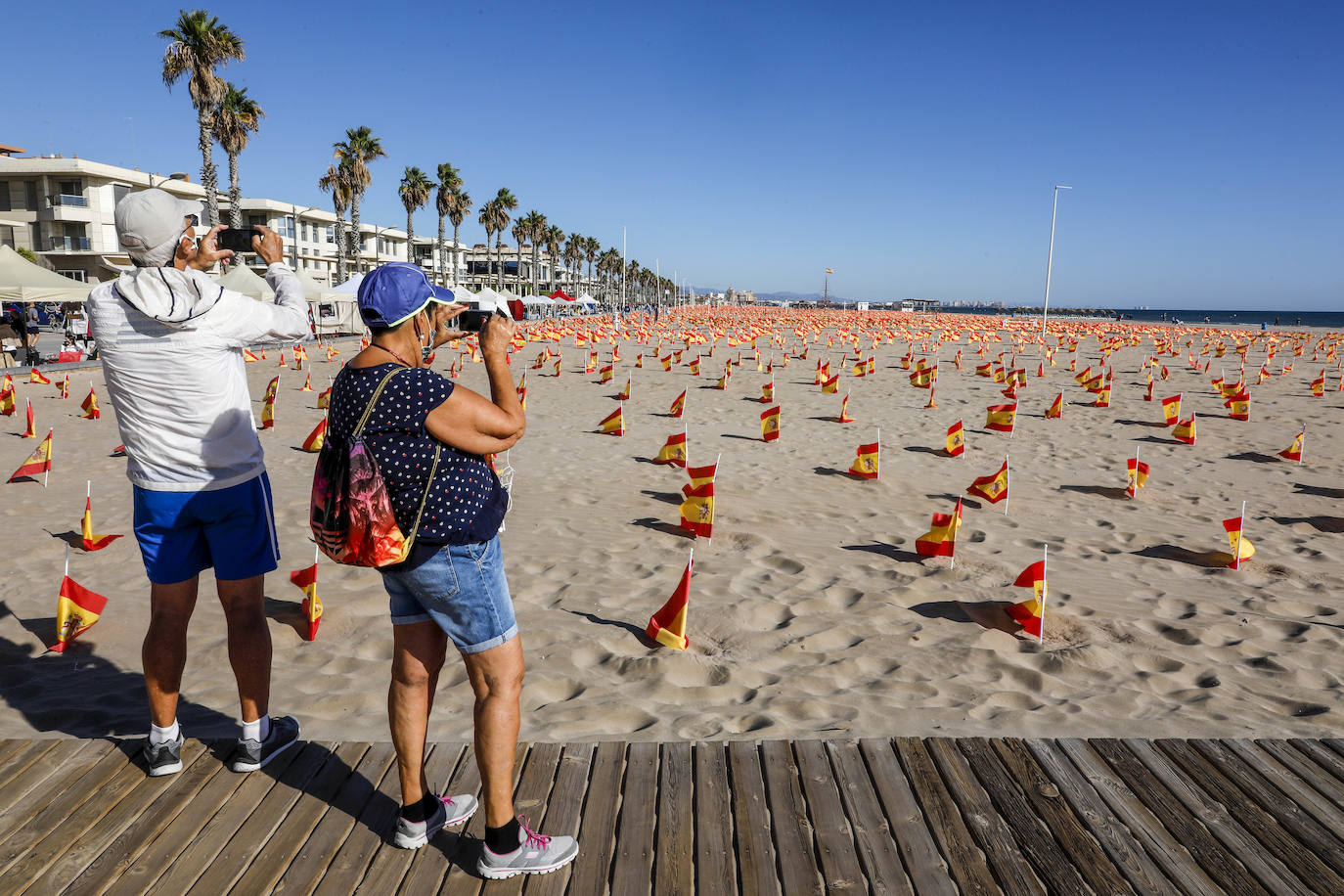 53.000 banderas en la playa de la Patacona homenajean a los fallecidos por la Covid-19