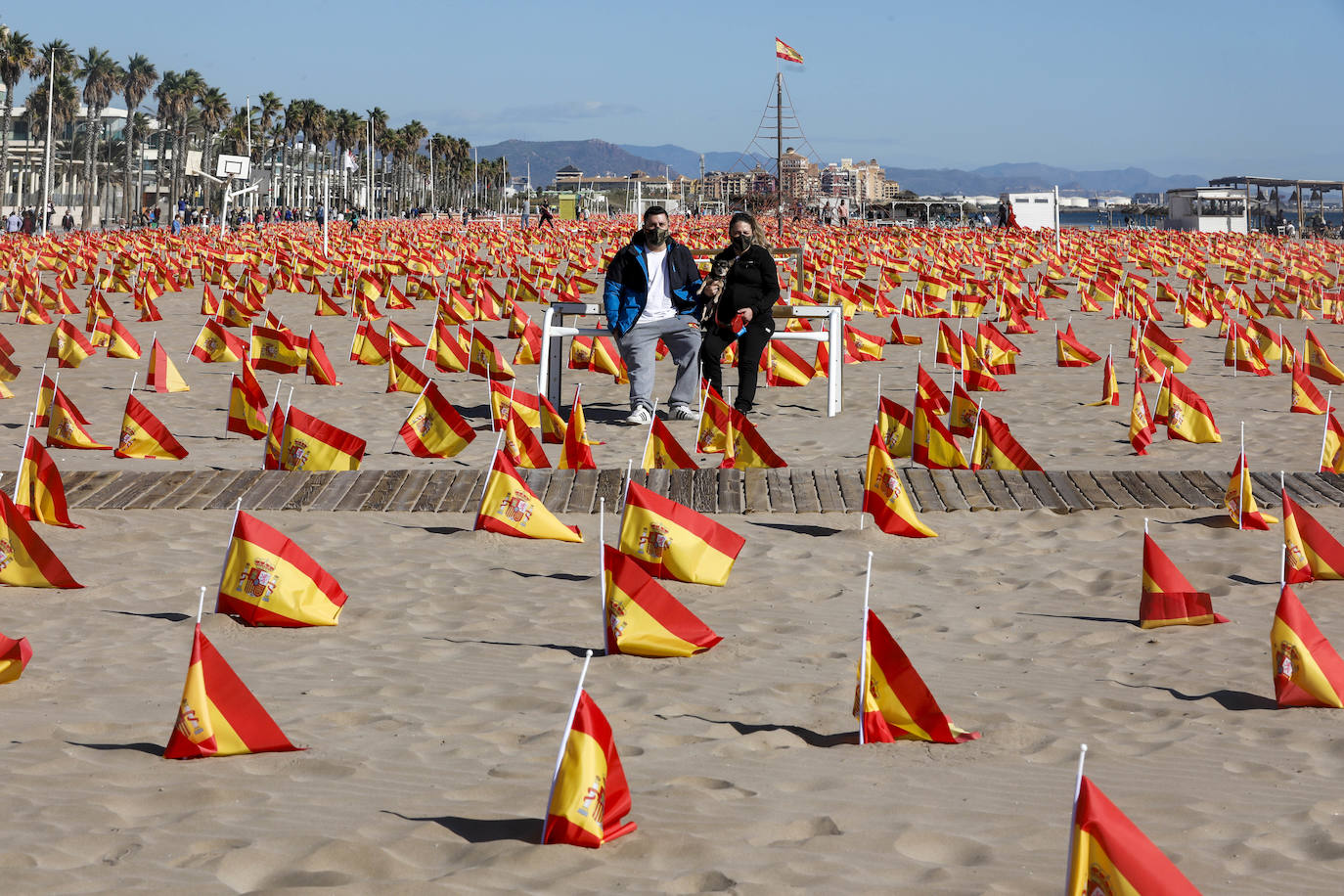 53.000 banderas en la playa de la Patacona homenajean a los fallecidos por la Covid-19