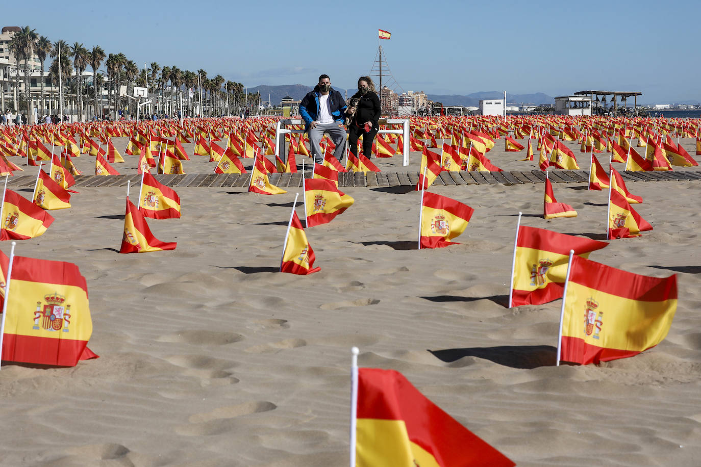 53.000 banderas en la playa de la Patacona homenajean a los fallecidos por la Covid-19