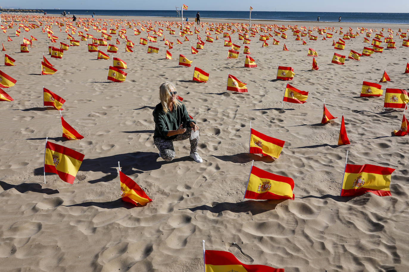 53.000 banderas en la playa de la Patacona homenajean a los fallecidos por la Covid-19