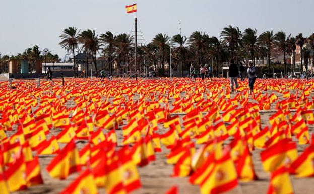 Banderas en la playa de la Patacona