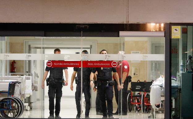 Tres de los policías que participaron en la detención de Nacho Vidal y su traslado al hospital. 