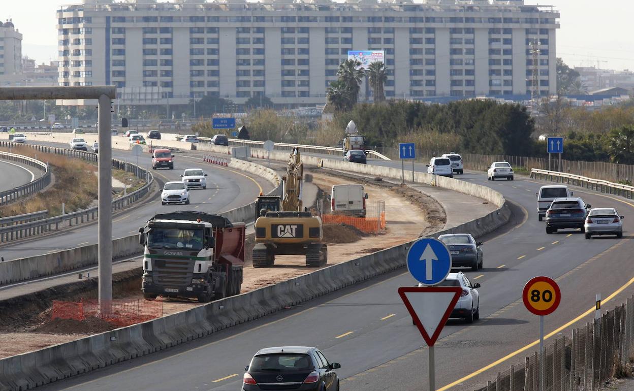 La V-21, una de las carreteras en obras.