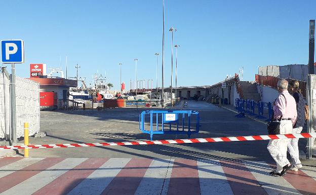 Galería. Puerto pesquero de Xàbia vallado para el rodaje de la película. 