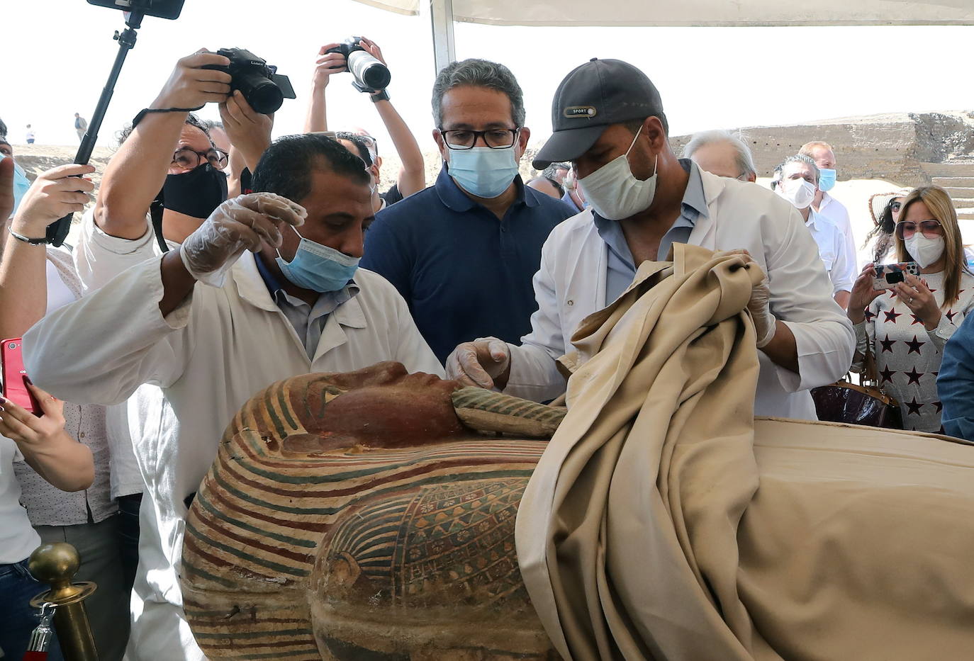 Los cofres, que siglos después todavía mantienen el color, pertenecen al Periodo tardío y, en concreto, a la dinastía XXVI (664-525 a.C), la última antes de la conquista persa, dijo a los periodistas el secretario general del Consejo Supremo de Antigüedades, Mustafa Waziri. 