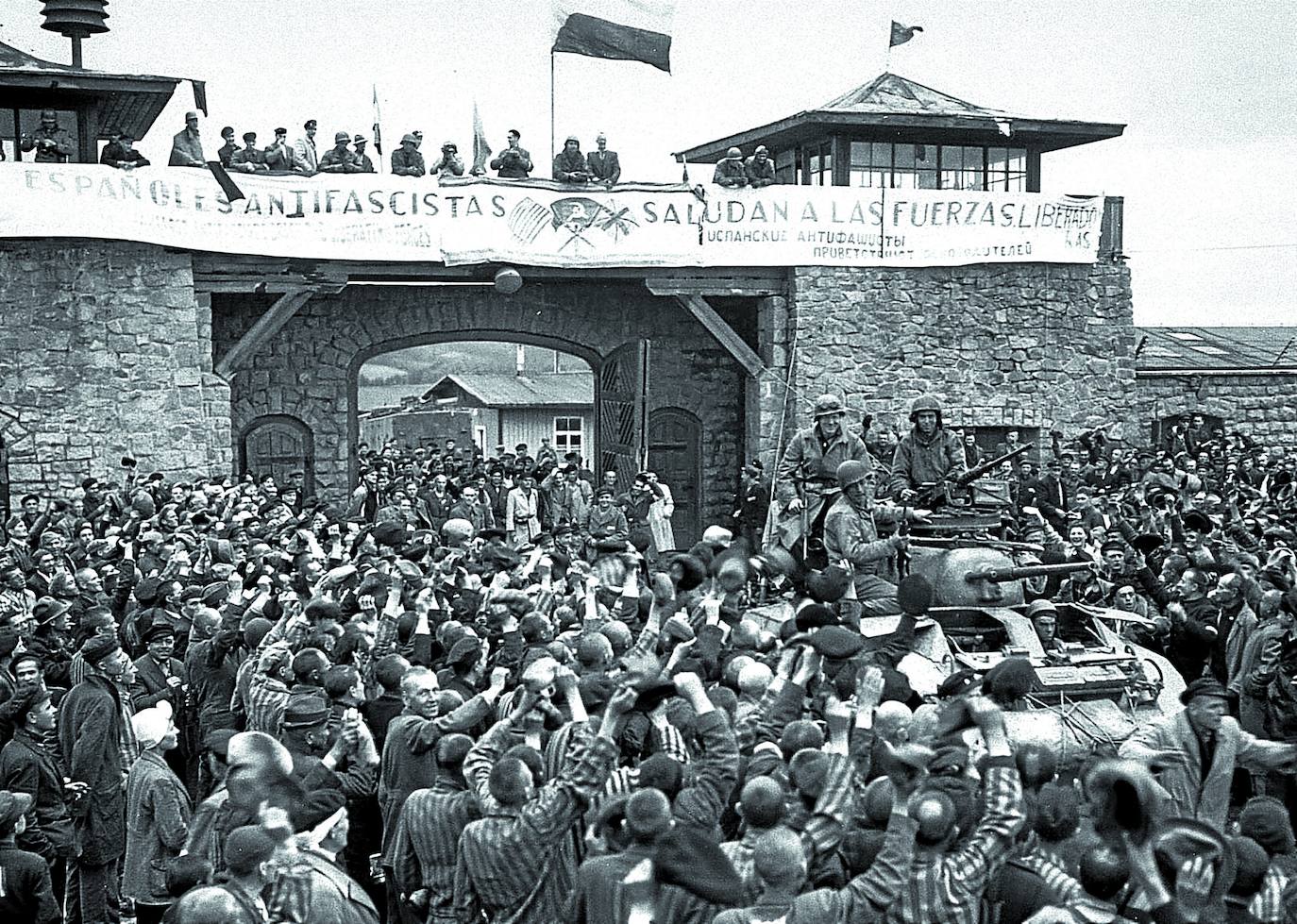 Españoles internos en el campo de Mauthausen reciben a las tropas estadounidenses el 5 de mayo de 1945 