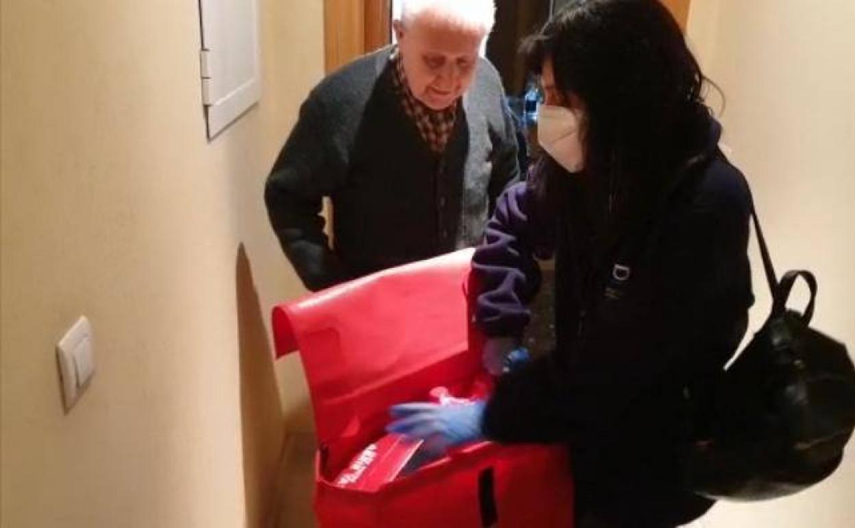 Una persona mayor recibe la asistencia domiciliaria.