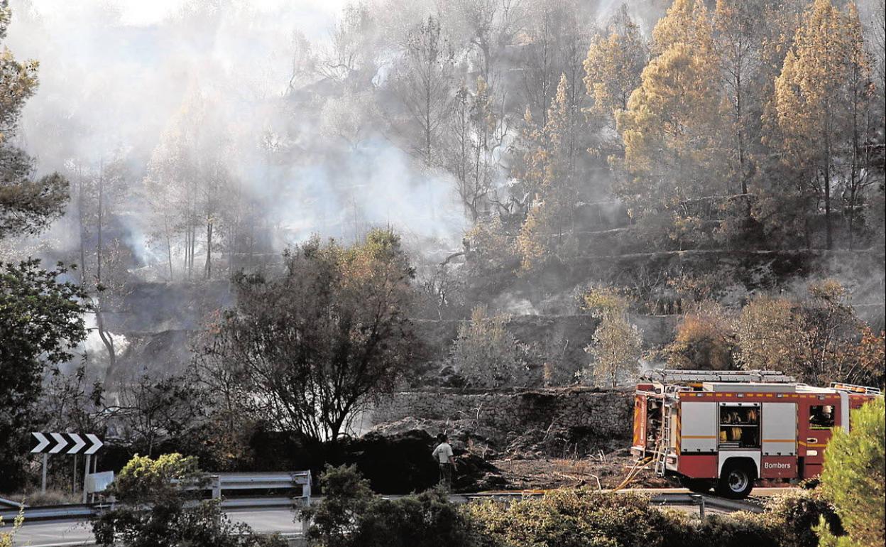 Un camión de bomberos en el fuego de la Vall de la Gallinera. 