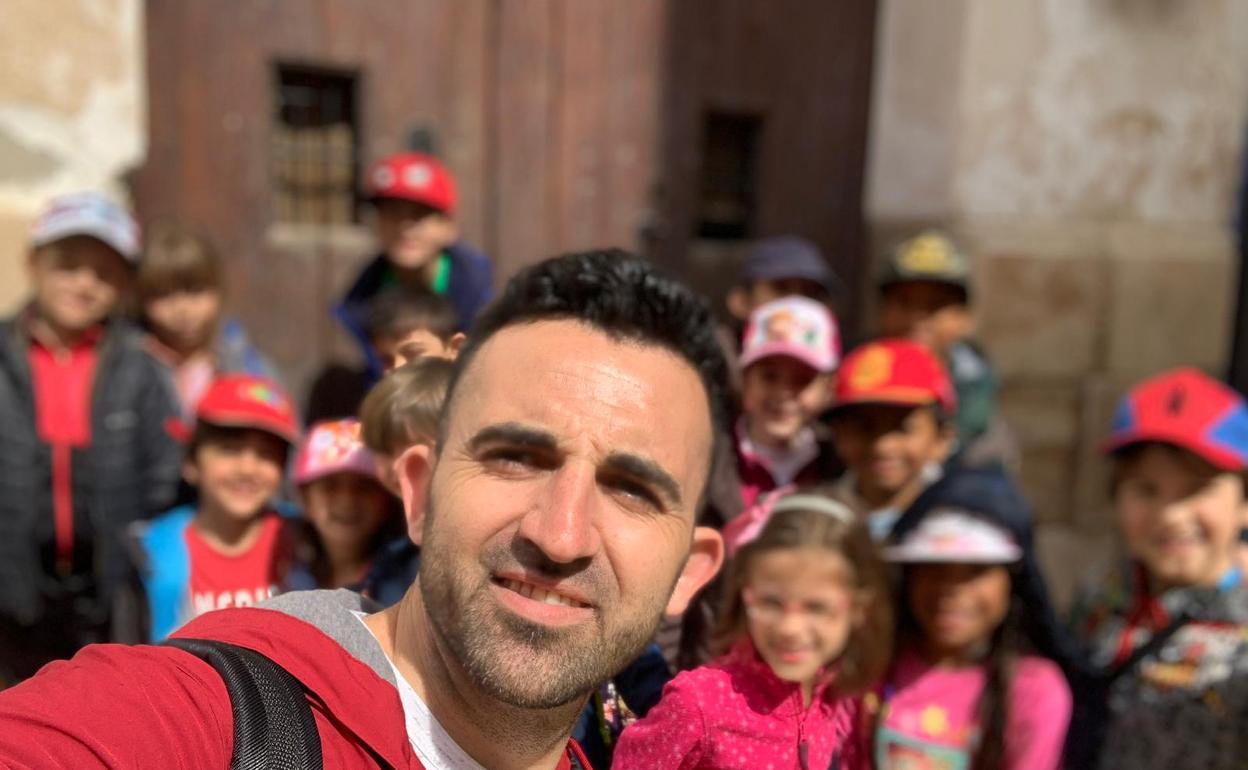 Felipe Perea en un selfie con sus alumnos. 