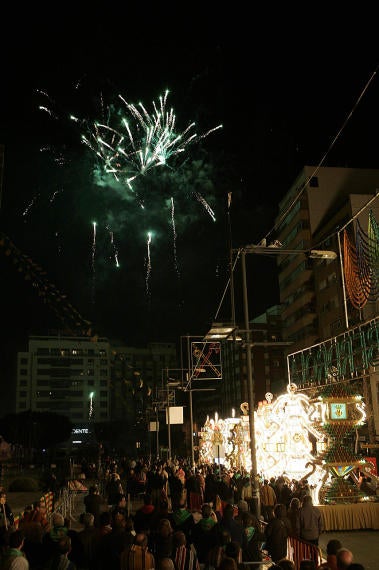 GAIATES. Así como Valencia quema las fallas en San José y Alicante las hogueras en San Juan, en Castellón conmemoran el origen de la ciudad encendiendo las gaiates. Las gaiates son una parte muy importante de las fiestas de la Magdalena.