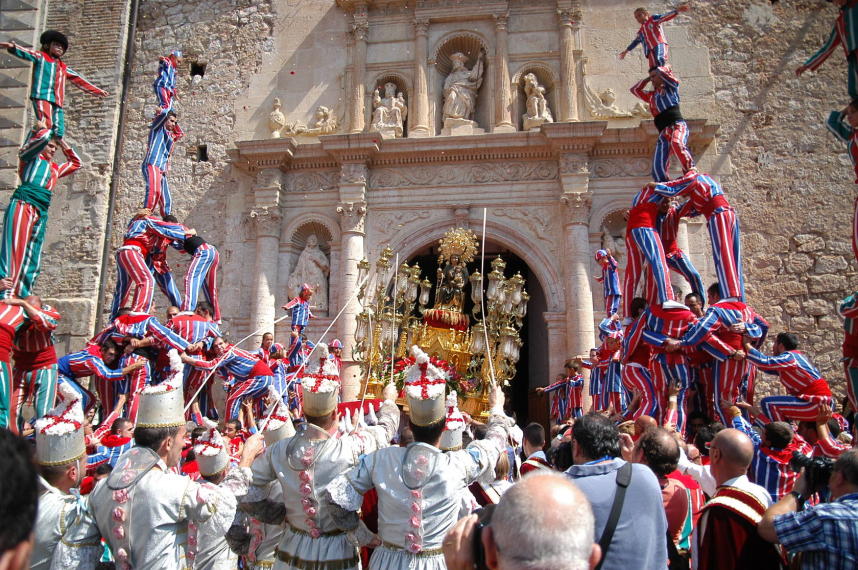 MUIXERANGA. Algemesí es la cuna histórica de la Muixeranga o "ball de valencians", un conjunto de danzas y torres humanas típicas de la Comunitat.