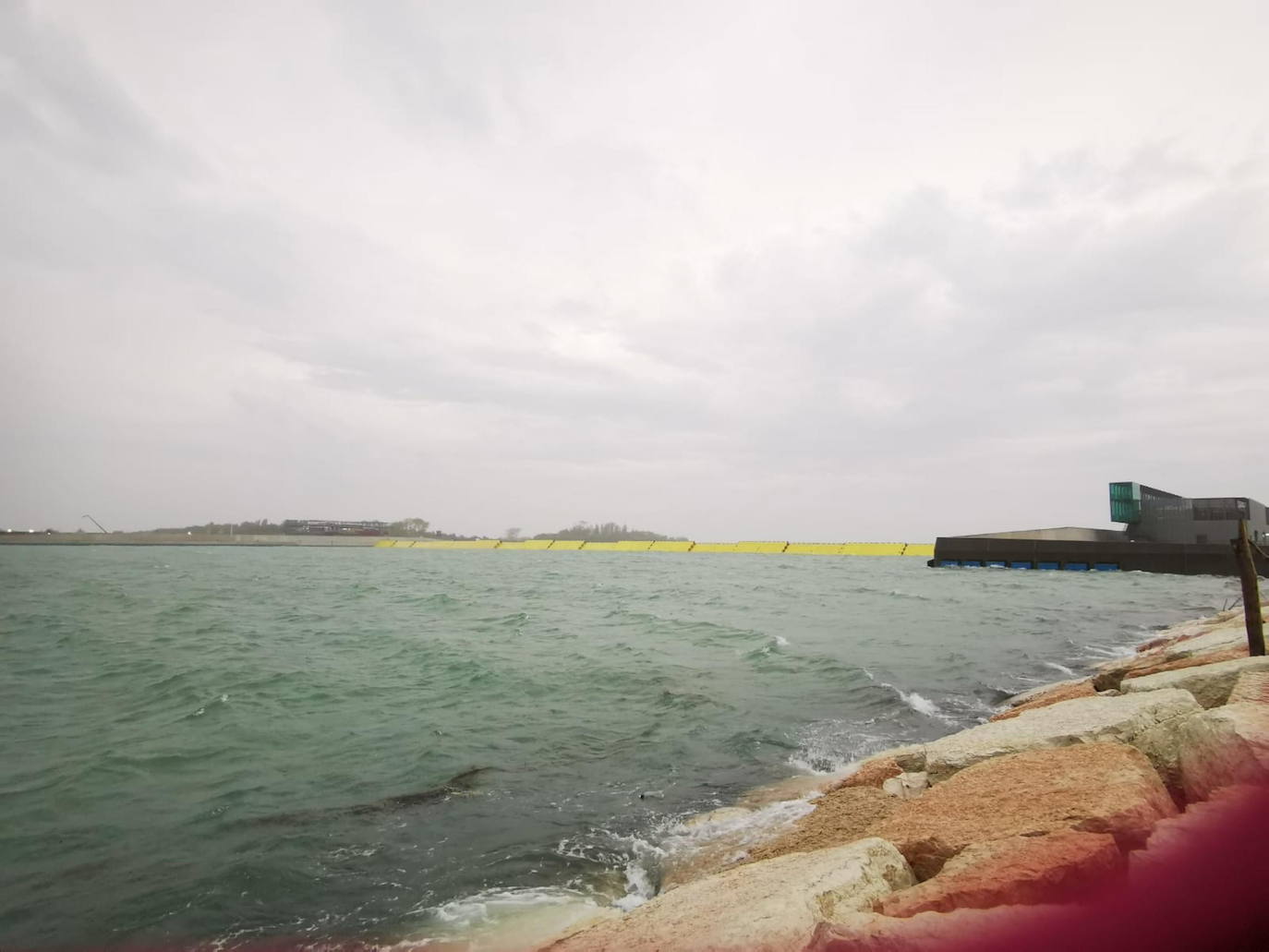 Con las lluvias torrenciales y vientos se calculaba para este sábado una subida de las aguas de unos 135 centímetros hacia el mediodía, por lo que las autoridades decidieron elevar la barrera que impide la entrada del mar en la laguna y evitar así las inundaciones que sufre la ciudad, formada por 118 islas.