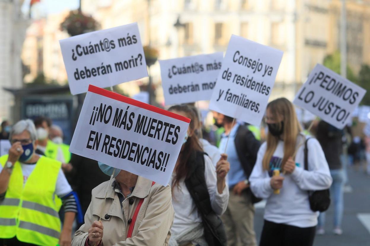 Manifestación en Madrid por la gestión sanitaria en residencias. efe