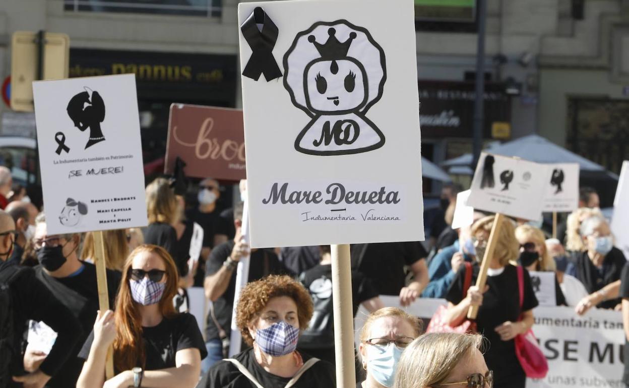 Manifestación de indumentaristas y orfebres por el centro de Valencia.