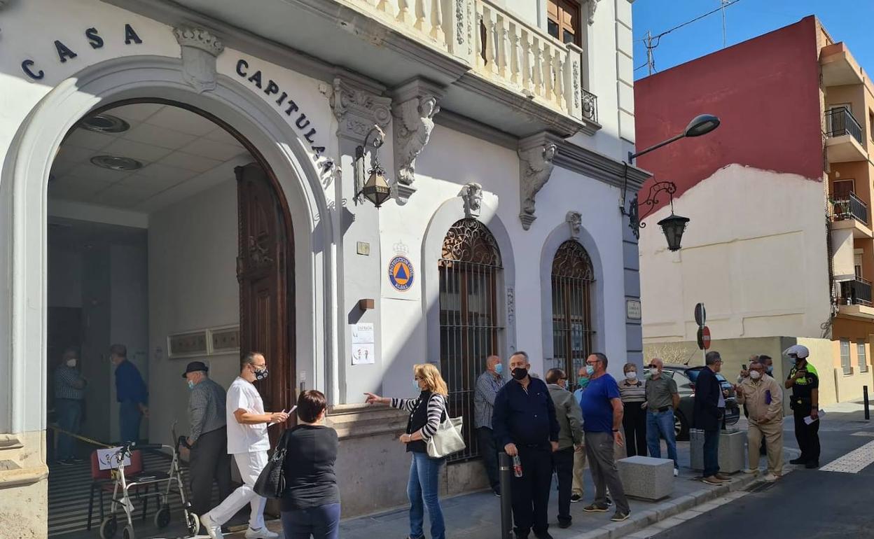 El antiguo ayuntamiento recibe a los primeros pacientes para la vacuna. 