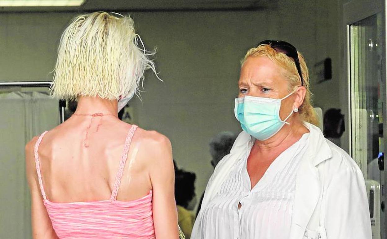 Personal sanitario atiende a una usuaria en un centro de salud.