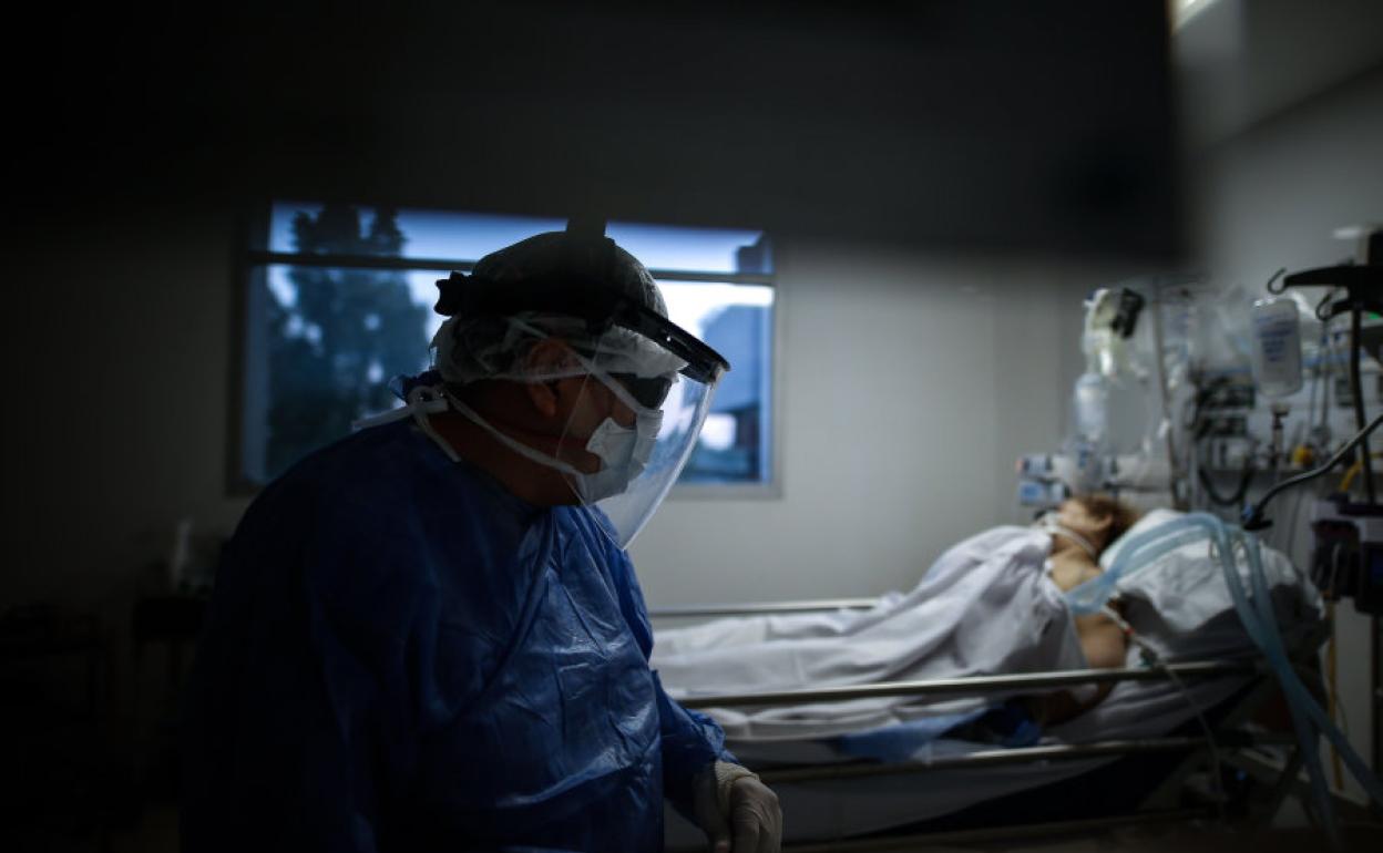 Atención hospitalaria a un paciente durante la pandemia del Covid-19.