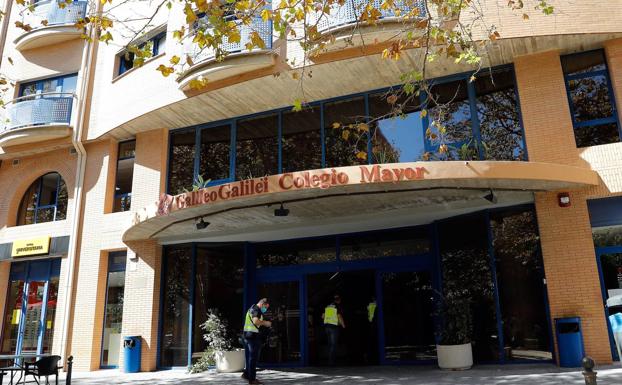 iembros de la Policía Autonómica se han presentado hoy en el Colegio Mayor Galileo Galilei, en Valencia