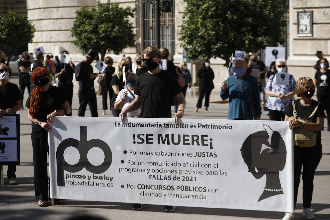 «Así no podemos seguir mucho más tiempo». Es el grito unánime del sector de la indumentaria fallera, que se encuentra al borde de la quiebra. Este martes se han manifestado por el centro de la ciudad bajo el lema «La indumentaria también es patrimonio, se muere» convocados por la Asociación de Comercio e Indumentaria Valenciana (Asciva) cerca de un centenar de indumentaristas que, siguiendo las normas de seguridad antiCovid, han protestado contra las administraciones públicas. Han pedido un rescate urgente porque aseguran que han perdido hasta el 99% del volumen de negocio