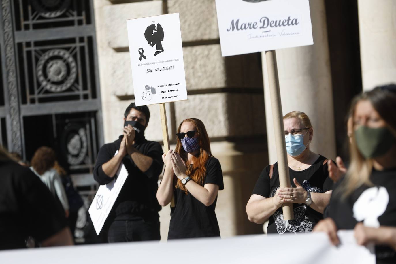 «Así no podemos seguir mucho más tiempo». Es el grito unánime del sector de la indumentaria fallera, que se encuentra al borde de la quiebra. Este martes se han manifestado por el centro de la ciudad bajo el lema «La indumentaria también es patrimonio, se muere» convocados por la Asociación de Comercio e Indumentaria Valenciana (Asciva) cerca de un centenar de indumentaristas que, siguiendo las normas de seguridad antiCovid, han protestado contra las administraciones públicas. Han pedido un rescate urgente porque aseguran que han perdido hasta el 99% del volumen de negocio