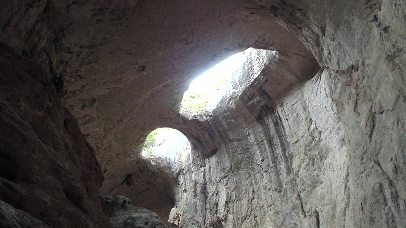 Este espectáculo de la naturaleza se encuentra en Bulgaria y es conocido mundialmente como 'Los ojos de Dios', aunque su nombre búlgaro es Prohodna. Una impresionante cueva donde además del impactante paisaje, sorprenden los dos enormes agujeros con forma de ojos que hay en ella y que le valen su popular apodo. Ubicada en la provincia de Lovech, tiene 262 metros y dos grandes entradas y se ha convertido en un lugar muy visitado por excursionistas y los amantes del turismo deportivo, ya que es un destino perfecto para practicar escalada o senderismo.