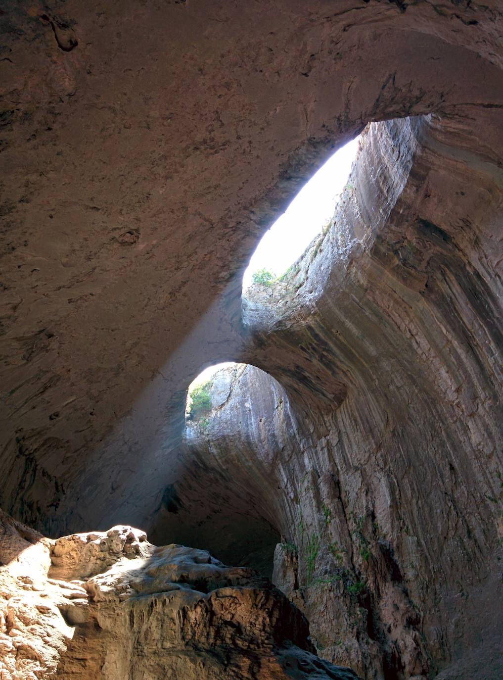 Este espectáculo de la naturaleza se encuentra en Bulgaria y es conocido mundialmente como 'Los ojos de Dios', aunque su nombre búlgaro es Prohodna. Una impresionante cueva donde además del impactante paisaje, sorprenden los dos enormes agujeros con forma de ojos que hay en ella y que le valen su popular apodo. Ubicada en la provincia de Lovech, tiene 262 metros y dos grandes entradas y se ha convertido en un lugar muy visitado por excursionistas y los amantes del turismo deportivo, ya que es un destino perfecto para practicar escalada o senderismo.