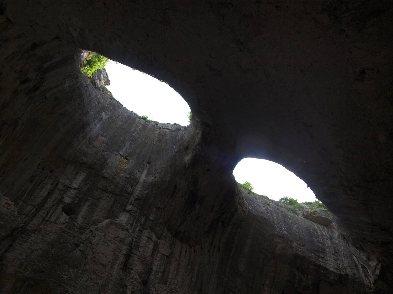 Este espectáculo de la naturaleza se encuentra en Bulgaria y es conocido mundialmente como 'Los ojos de Dios', aunque su nombre búlgaro es Prohodna. Una impresionante cueva donde además del impactante paisaje, sorprenden los dos enormes agujeros con forma de ojos que hay en ella y que le valen su popular apodo. Ubicada en la provincia de Lovech, tiene 262 metros y dos grandes entradas y se ha convertido en un lugar muy visitado por excursionistas y los amantes del turismo deportivo, ya que es un destino perfecto para practicar escalada o senderismo.