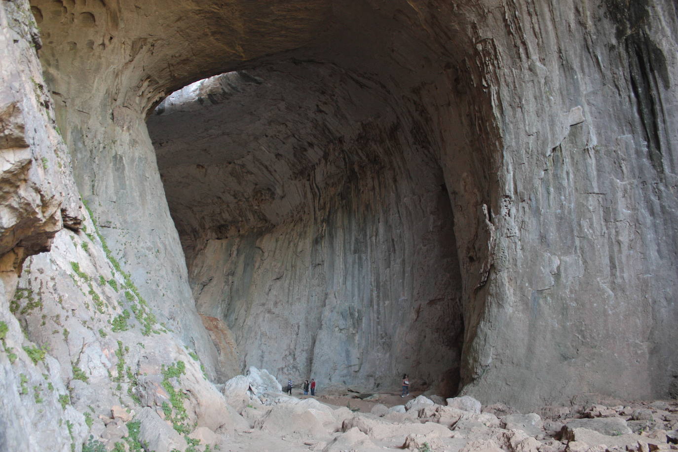 Este espectáculo de la naturaleza se encuentra en Bulgaria y es conocido mundialmente como 'Los ojos de Dios', aunque su nombre búlgaro es Prohodna. Una impresionante cueva donde además del impactante paisaje, sorprenden los dos enormes agujeros con forma de ojos que hay en ella y que le valen su popular apodo. Ubicada en la provincia de Lovech, tiene 262 metros y dos grandes entradas y se ha convertido en un lugar muy visitado por excursionistas y los amantes del turismo deportivo, ya que es un destino perfecto para practicar escalada o senderismo.