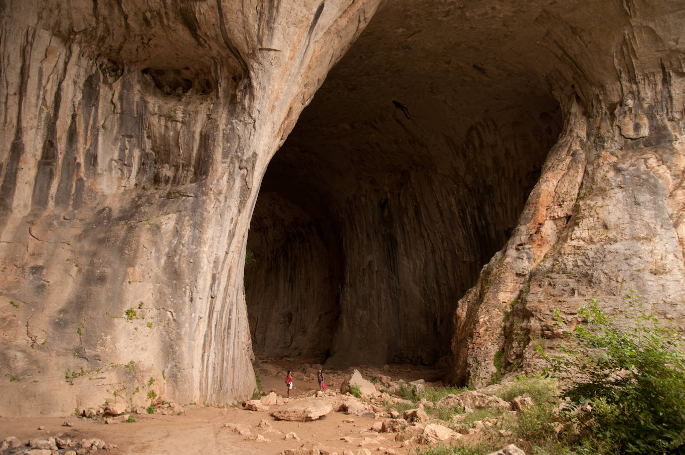 Este espectáculo de la naturaleza se encuentra en Bulgaria y es conocido mundialmente como 'Los ojos de Dios', aunque su nombre búlgaro es Prohodna. Una impresionante cueva donde además del impactante paisaje, sorprenden los dos enormes agujeros con forma de ojos que hay en ella y que le valen su popular apodo. Ubicada en la provincia de Lovech, tiene 262 metros y dos grandes entradas y se ha convertido en un lugar muy visitado por excursionistas y los amantes del turismo deportivo, ya que es un destino perfecto para practicar escalada o senderismo.