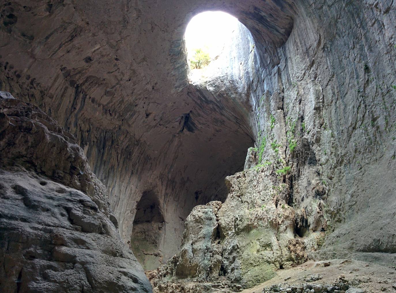 Este espectáculo de la naturaleza se encuentra en Bulgaria y es conocido mundialmente como 'Los ojos de Dios', aunque su nombre búlgaro es Prohodna. Una impresionante cueva donde además del impactante paisaje, sorprenden los dos enormes agujeros con forma de ojos que hay en ella y que le valen su popular apodo. Ubicada en la provincia de Lovech, tiene 262 metros y dos grandes entradas y se ha convertido en un lugar muy visitado por excursionistas y los amantes del turismo deportivo, ya que es un destino perfecto para practicar escalada o senderismo.