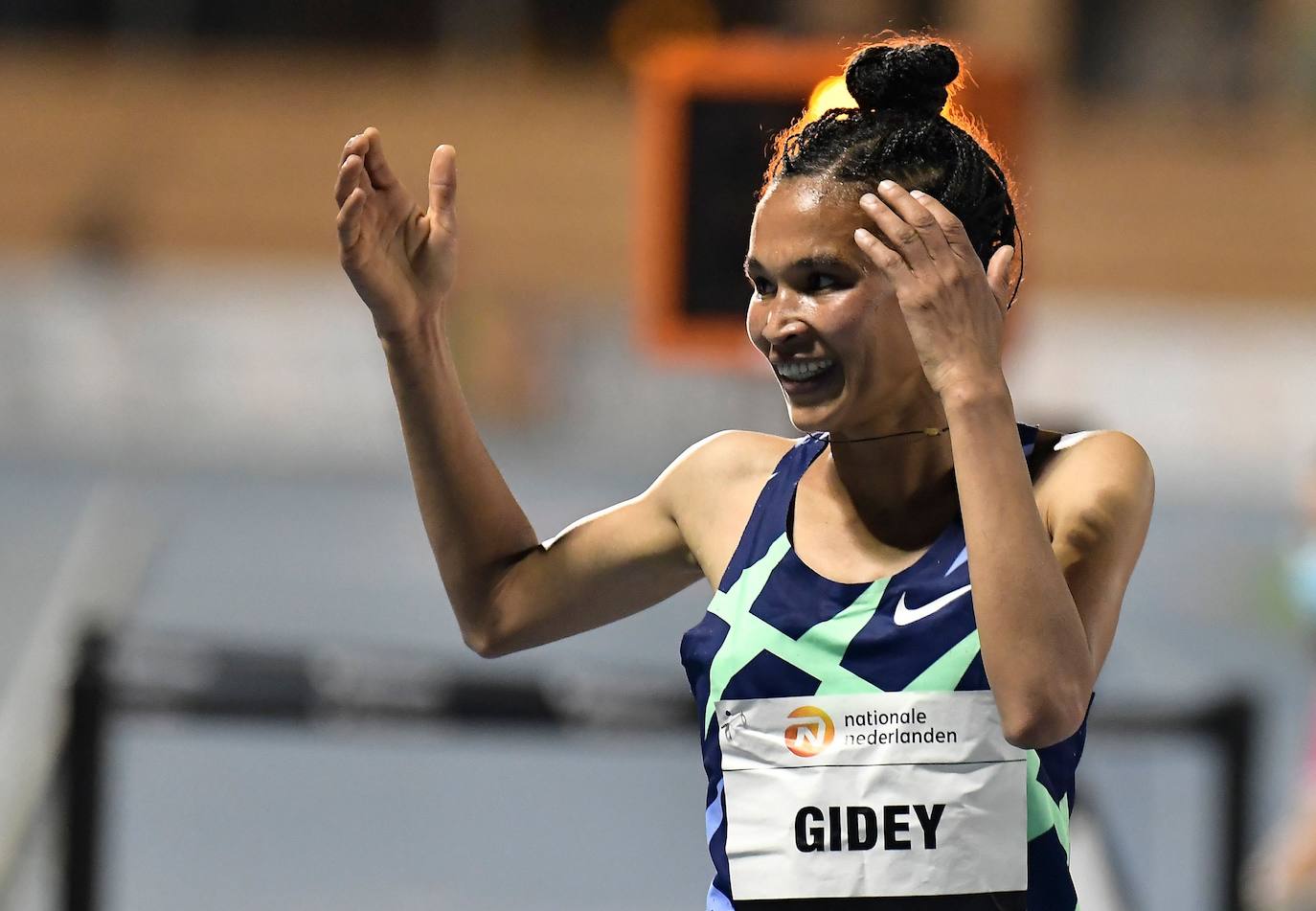 El ugandés rompe la plusmarca de Bekele en el 10.000 con un tiempo de 26:11:00 | La joven atleta etíope establece 14:06:65 en el Estadio del Turia
