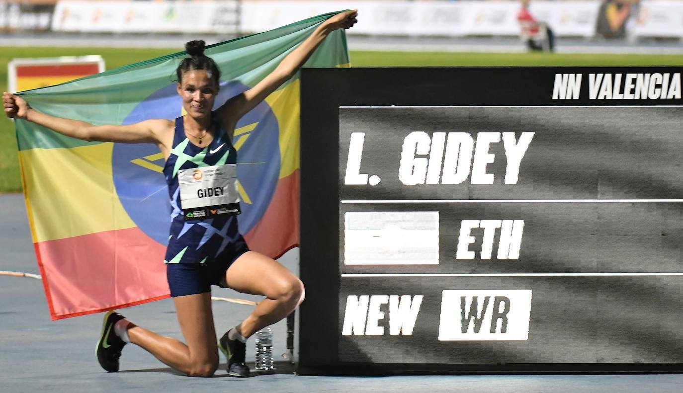 El ugandés rompe la plusmarca de Bekele en el 10.000 con un tiempo de 26:11:00 | La joven atleta etíope establece 14:06:65 en el Estadio del Turia