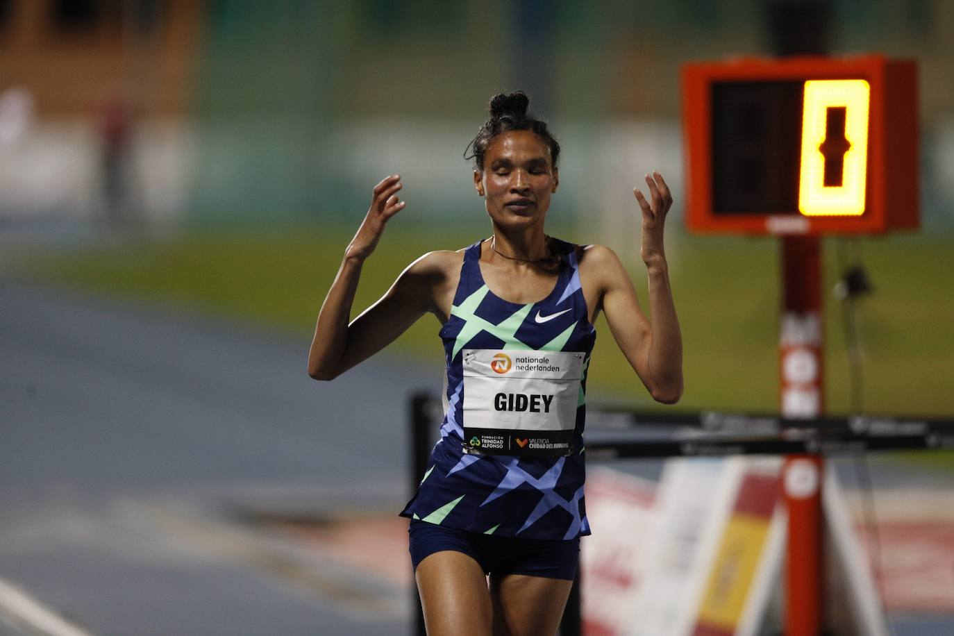 El ugandés rompe la plusmarca de Bekele en el 10.000 con un tiempo de 26:11:00 | La joven atleta etíope establece 14:06:65 en el Estadio del Turia